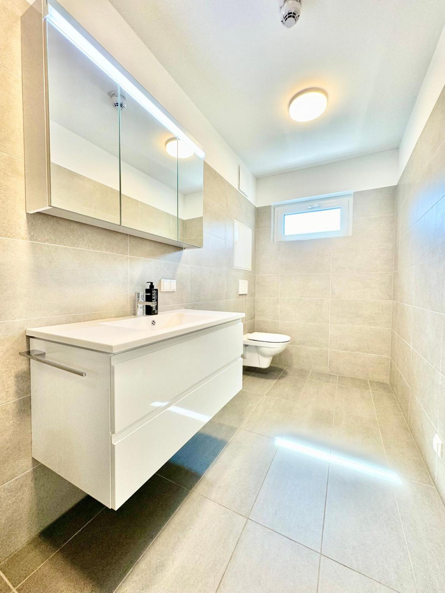 Stylische Wohnung Mit Balkon เวียนนา ภายนอก รูปภาพ